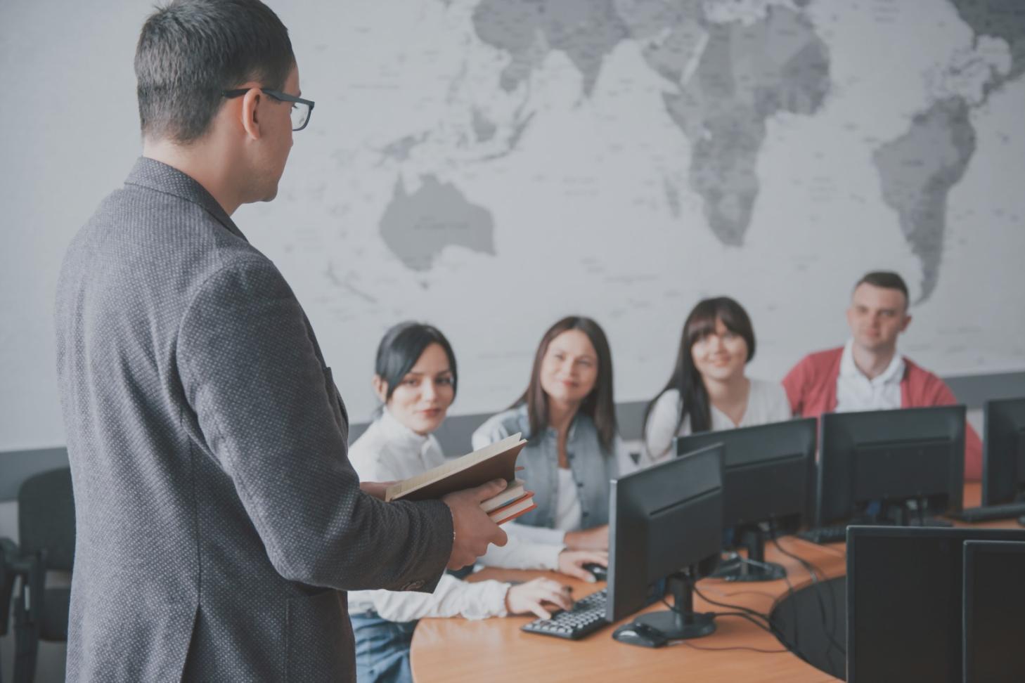 Modernes Büro mit Finanztools und Bildungsmaterialien